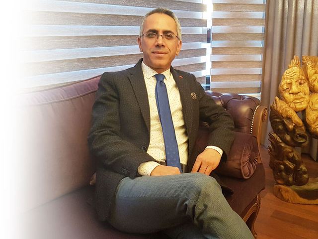 Prof. Dr. Serdar Öztürk, Çukurambar Ankara'daki muayenehanesinde